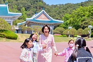 김혜경 여사가 5월 5일 청와대에서 열린 '2026년 제104회 어린이날 청와대 초청행사'에서 참석 어린이과 대정원을 앞을 지나고 있다.