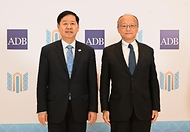 한·중·일 재무장관회의, ASEAN+3 재무장관회의 및 아시아개발은행(ADB) 연차총회 참석차 우즈베키스탄 사마라칸트를 방문 중인 구윤철 부총리 겸 재정경제부 장관이 5월 3일(현지 시간) 콘글래서센터에서 칸다 마사토 아시아개발은행(ADB) 총재와 면담에 앞서 악수하며 기념사진을 찍고 있다.
