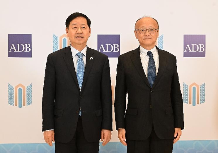 한·중·일 재무장관회의, ASEAN+3 재무장관회의 및 아시아개발은행(ADB) 연차총회 참석차 우즈베키스탄 사마라칸트를 방문 중인 구윤철 부총리 겸 재정경제부 장관이 5월 3일(현지 시간) 콘글래서센터에서 칸다 마사토 아시아개발은행(ADB) 총재와 면담에 앞서 악수하며 기념사진을 찍고 있다.