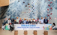 권오을 국가보훈부 장관이 5월 4일 서울시 마포구 서울산악문화체험센터에서 열린 2026 히어로즈 패밀리 어린이날 격려 행사에 참석해 히어로즈 패밀리 자녀들과 함께 기념촬영을 하고 있다.
