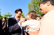 이재명 대통령과 김혜경 여사가 5월 5일 서울 광진구 어린이대공원을 방문해 어린이와 인사하고 있다.