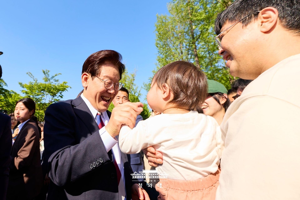 이재명 대통령과 김혜경 여사가 5월 5일 서울 광진구 어린이대공원을 방문해 어린이와 인사하고 있다.