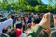 이재명 대통령과 김혜경 여사가 5월 5일 서울 광진구 어린이대공원을 방문해 어린이들과 기념촬영을 하고 있다. 
