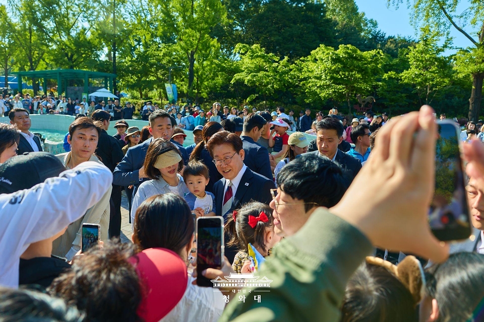 이재명 대통령과 김혜경 여사가 5월 5일 서울 광진구 어린이대공원을 방문해 어린이들과 기념촬영을 하고 있다. 