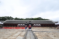 허민 국가유산청장이 국가유산청 산하 국가유산진흥원, 종묘대제봉행위원회와 5월 3일 서울 종로구 종묘에서 ‘2026년 종묘대제’를 봉행하고 있다.