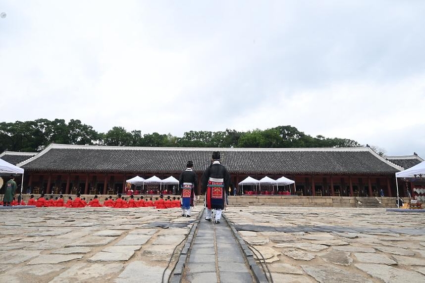허민 국가유산청장이 국가유산청 산하 국가유산진흥원, 종묘대제봉행위원회와 5월 3일 서울 종로구 종묘에서 ‘2026년 종묘대제’를 봉행하고 있다.