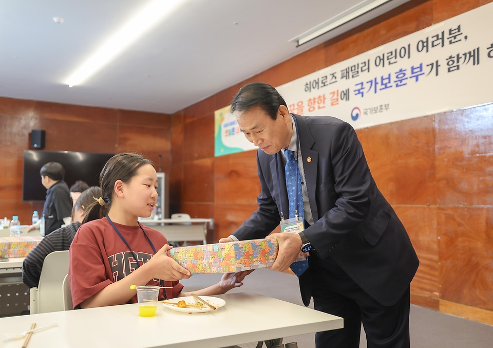 권오을 국가보훈부 장관이 5월 4일 서울시 마포구 서울산악문화체험센터에서 열린 2026 히어로즈 패밀리 어린이날 격려 행사에 참석해 히어로즈 패밀리 자녀들과 함께 기념촬영을 하고 있다.