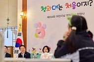 이재명 대통령과 김혜경 여사가 5월 5일 청와대에서 '2026년 제104회 어린이날 청와대 초청행사' 참석자들과 간담회를 하고 있다.