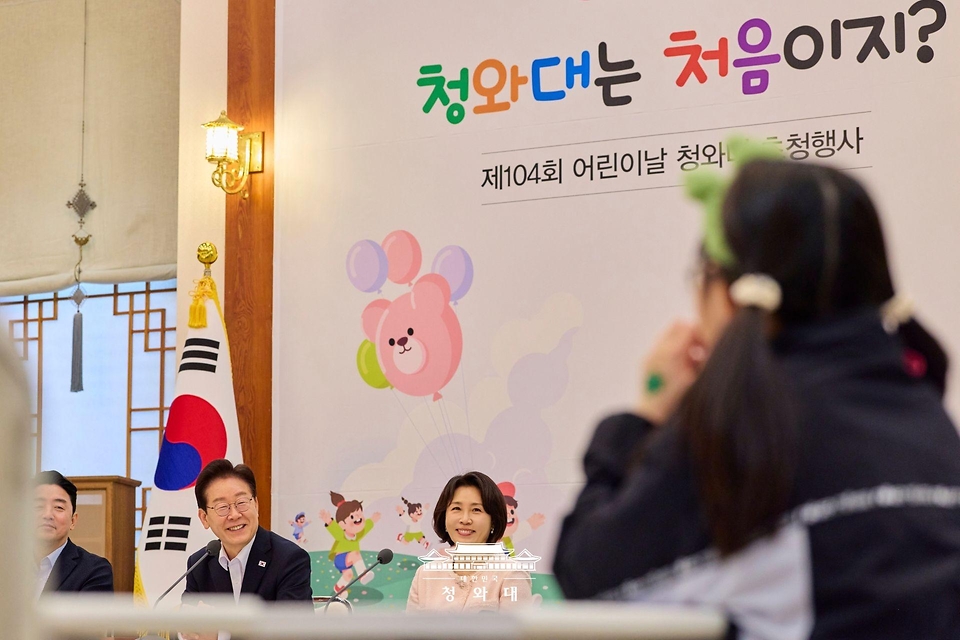 이재명 대통령과 김혜경 여사가 5월 5일 청와대에서 '2026년 제104회 어린이날 청와대 초청행사' 참석자들과 간담회를 하고 있다.