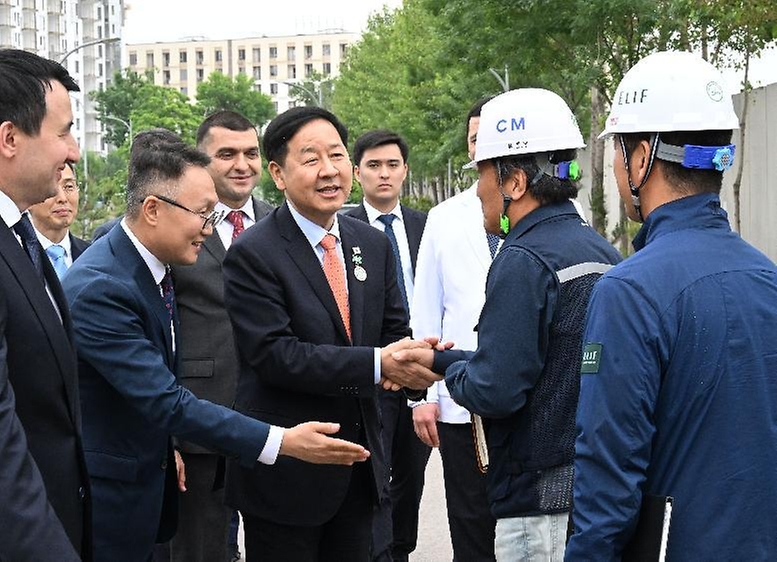 한·중·일 재무장관회의, ASEAN+3 재무장관회의 및 아시아개발은행(ADB) 연차총회 참석차 우즈베키스탄을 방문 중인 구윤철 부총리 겸 재정경제부 장관이 5월 2일(현지 시간) 보건분야 대외경제협력기금(EDCF) 협력사업인 우즈벡 국립아동병원을 방문, 메디컬 클러스터 부지를 시찰하며 관계자와 인사를 하고 있다.