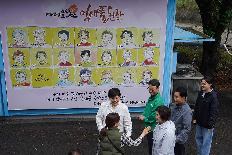 송미령 농림축산식품부 장관과 박은식 산림청장이 5월 3일 충남 홍성군 동서트레일 12구간 약 2.4km를 직접 걸으며 트레킹 노선 관리 상태와 이용 안전 편의 시설 등을 점검하고 있다.