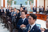 이재명 대통령이 5월 6일 청와대에서 열린 국무회의 겸 비상경제점검회의에서 국기에 경례하고 있다.