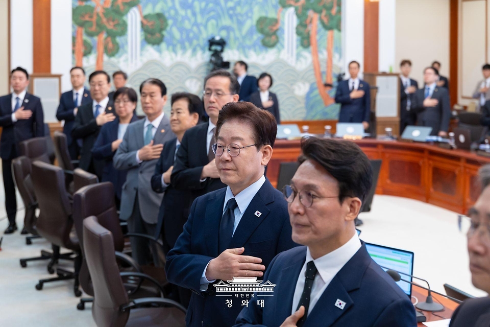 이재명 대통령이 5월 6일 청와대에서 열린 국무회의 겸 비상경제점검회의에서 국기에 경례하고 있다.