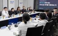 정은경 보건복지부 장관이 5월 4일 서울 종로구 서울대학교병원 대한의원에서 열린 희귀질환자 등을 위한 비대면 의료물품 배송체계 구축 현장간담회를 진행하고 있다.