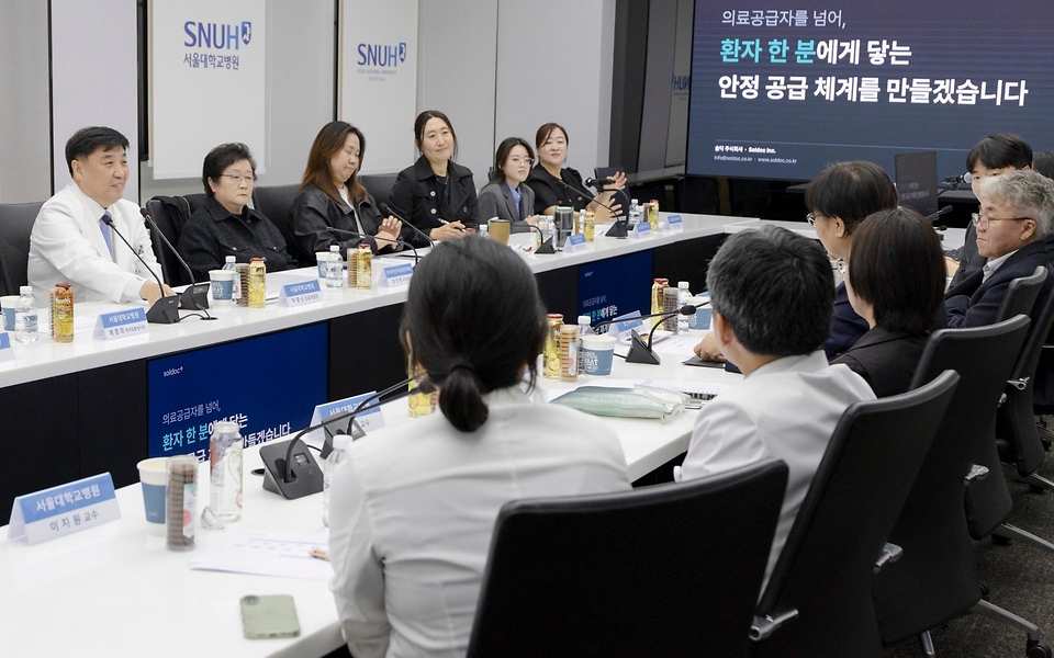 정은경 보건복지부 장관이 5월 4일 서울 종로구 서울대학교병원 대한의원에서 열린 희귀질환자 등을 위한 비대면 의료물품 배송체계 구축 현장간담회를 진행하고 있다.