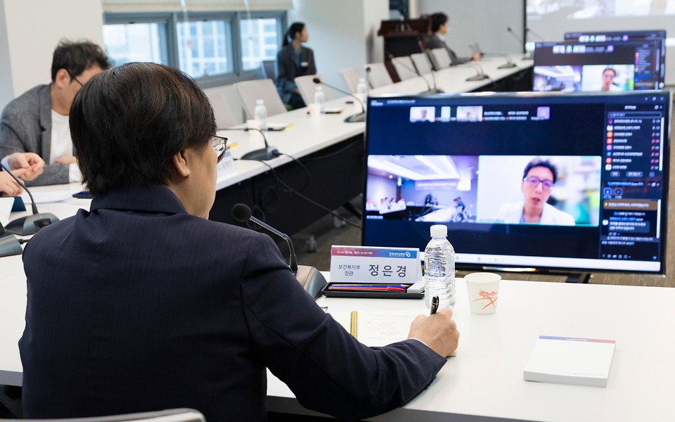 정은경 보건복지부 장관이 5월 3일 충북대병원 권역모자의료센터 방문해 운영현황 점검 등 긴급 현장 간담회를 실시하고 있다.