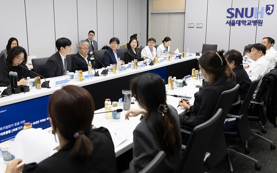 정은경 보건복지부 장관이 5월 4일 서울 종로구 서울대학교병원 대한의원에서 열린 희귀질환자 등을 위한 비대면 의료물품 배송체계 구축 현장간담회를 진행하고 있다.