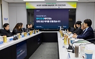 정은경 보건복지부 장관이 5월 4일 서울 종로구 서울대학교병원 대한의원에서 열린 희귀질환자 등을 위한 비대면 의료물품 배송체계 구축 현장간담회를 진행하고 있다.