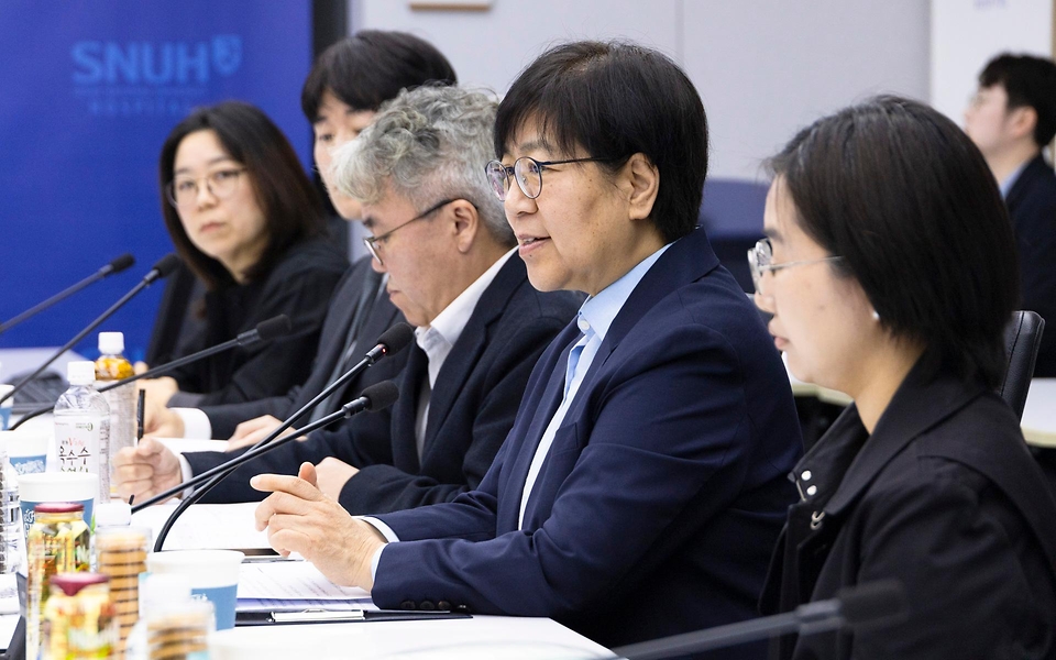 정은경 보건복지부 장관이 5월 4일 서울 종로구 서울대학교병원 대한의원에서 열린 희귀질환자 등을 위한 비대면 의료물품 배송체계 구축 현장간담회를 진행하고 있다.