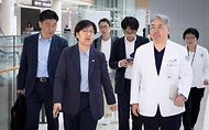 정은경 보건복지부 장관이 5월 3일 충북대병원 권역모자의료센터 방문해 운영현황 점검 등 긴급 현장 간담회를 실시하고 있다.