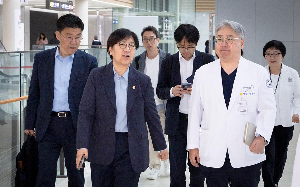 정은경 보건복지부 장관이 5월 3일 충북대병원 권역모자의료센터 방문해 운영현황 점검 등 긴급 현장 간담회를 실시하고 있다.