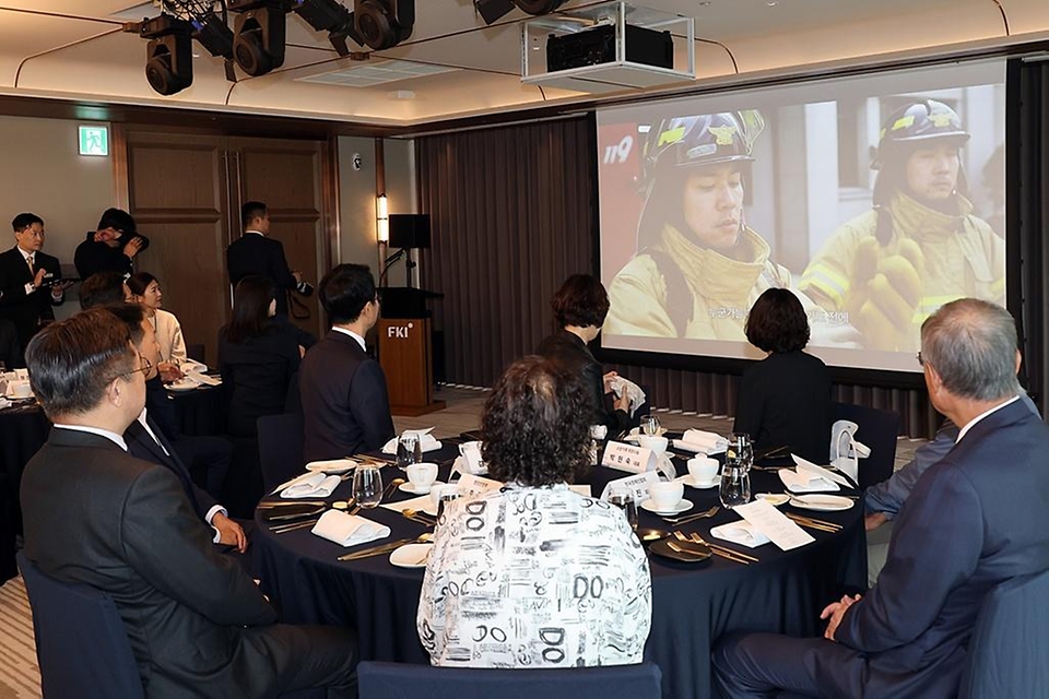 윤호중 행정안전부 장관이 5월 7일 서울 여의도 한국경제인협회 사옥에서 열린 순직 소방공무원 유가족 지원기금 전달식에 참석해 홍보 영상을 시청하고 있다.