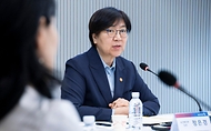 정은경 보건복지부 장관이 5월 3일 충북대병원 권역모자의료센터 방문해 운영현황 점검 등 긴급 현장 간담회를 실시하고 있다.