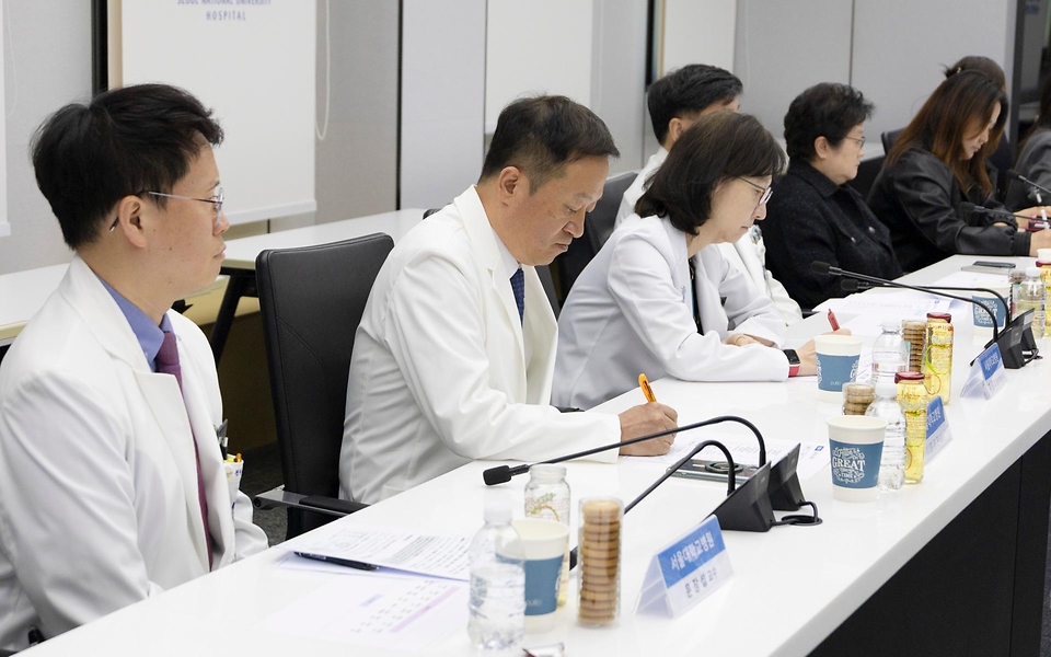 정은경 보건복지부 장관이 5월 4일 서울 종로구 서울대학교병원 대한의원에서 열린 희귀질환자 등을 위한 비대면 의료물품 배송체계 구축 현장간담회를 진행하고 있다.