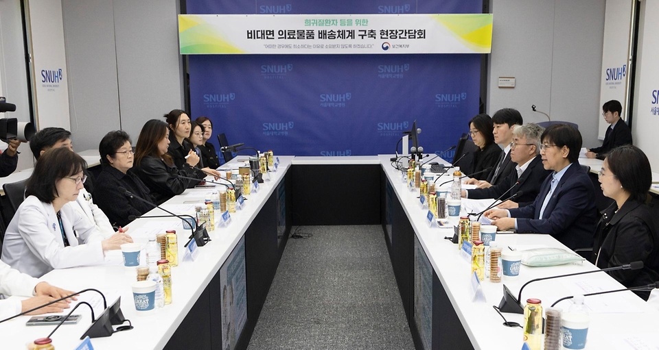 정은경 보건복지부 장관이 5월 4일 서울 종로구 서울대학교병원 대한의원에서 열린 희귀질환자 등을 위한 비대면 의료물품 배송체계 구축 현장간담회를 진행하고 있다.