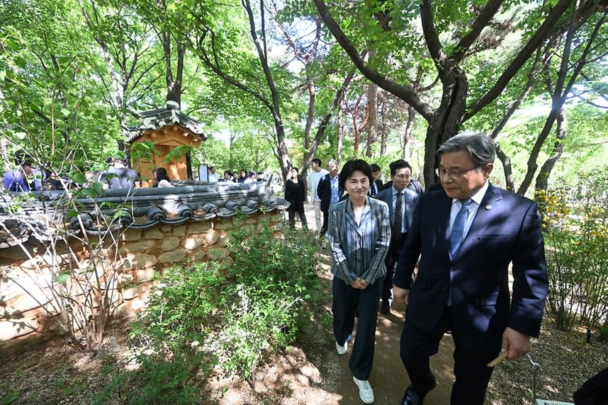 허민 국가유산청장이 5월 4일 서울숲에서 개최 중인 '2026 서울국제정원박람회'(5.1.~10.27.) 현장에서 국가유산청 기관정원인 'K-헤리티지정원'을 공개하고 이를 기념하는 행사를 개최하고 있다.