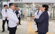 정은경 보건복지부 장관이 5월 3일 충북대병원 권역모자의료센터 방문해 운영현황 점검 등 긴급 현장 간담회를 실시하고 있다.