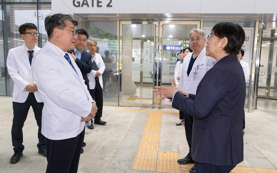 정은경 보건복지부 장관이 5월 3일 충북대병원 권역모자의료센터 방문해 운영현황 점검 등 긴급 현장 간담회를 실시하고 있다.
