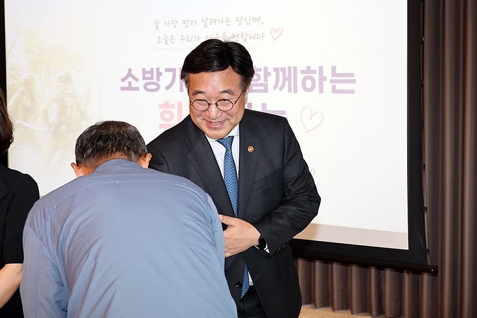 윤호중 행정안전부 장관이 5월 7일 서울 여의도 한국경제인협회 사옥에서 열린 순직 소방공무원 유가족 지원기금 전달식에서 유가족들을 격려하고 있다.