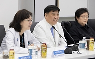 정은경 보건복지부 장관이 5월 4일 서울 종로구 서울대학교병원 대한의원에서 열린 희귀질환자 등을 위한 비대면 의료물품 배송체계 구축 현장간담회를 진행하고 있다.