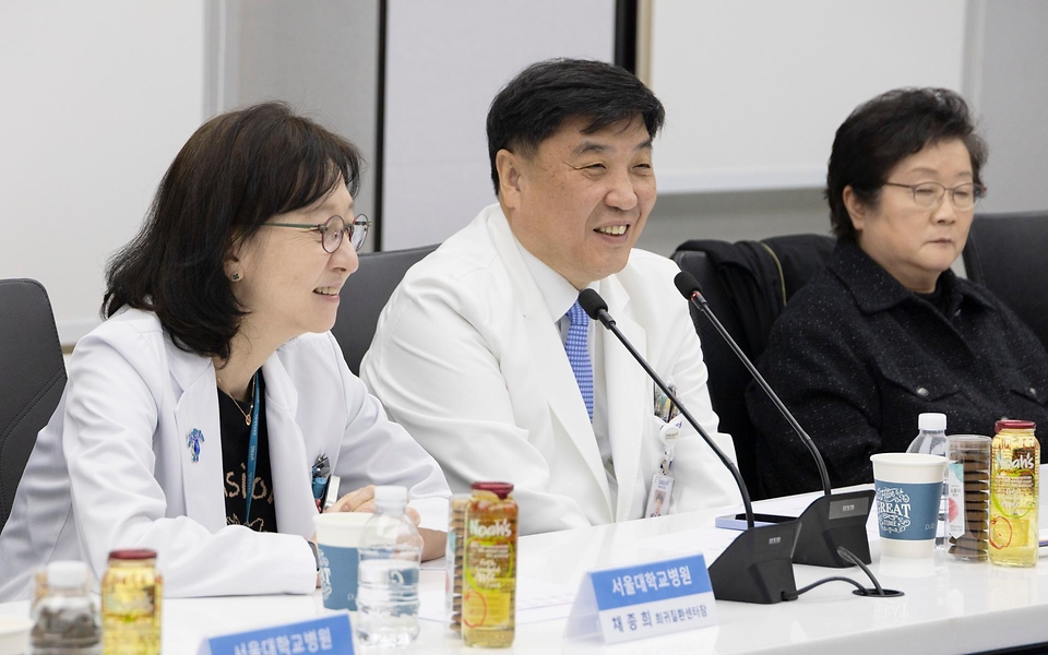 정은경 보건복지부 장관이 5월 4일 서울 종로구 서울대학교병원 대한의원에서 열린 희귀질환자 등을 위한 비대면 의료물품 배송체계 구축 현장간담회를 진행하고 있다.