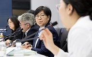 정은경 보건복지부 장관이 5월 4일 서울 종로구 서울대학교병원 대한의원에서 열린 희귀질환자 등을 위한 비대면 의료물품 배송체계 구축 현장간담회를 진행하고 있다.
