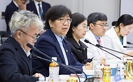 정은경 보건복지부 장관이 5월 4일 서울 종로구 서울대학교병원 대한의원에서 열린 희귀질환자 등을 위한 비대면 의료물품 배송체계 구축 현장간담회를 진행하고 있다.