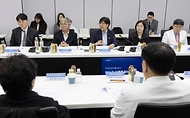 정은경 보건복지부 장관이 5월 4일 서울 종로구 서울대학교병원 대한의원에서 열린 희귀질환자 등을 위한 비대면 의료물품 배송체계 구축 현장간담회를 진행하고 있다.