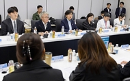 정은경 보건복지부 장관이 5월 4일 서울 종로구 서울대학교병원 대한의원에서 열린 희귀질환자 등을 위한 비대면 의료물품 배송체계 구축 현장간담회를 진행하고 있다.