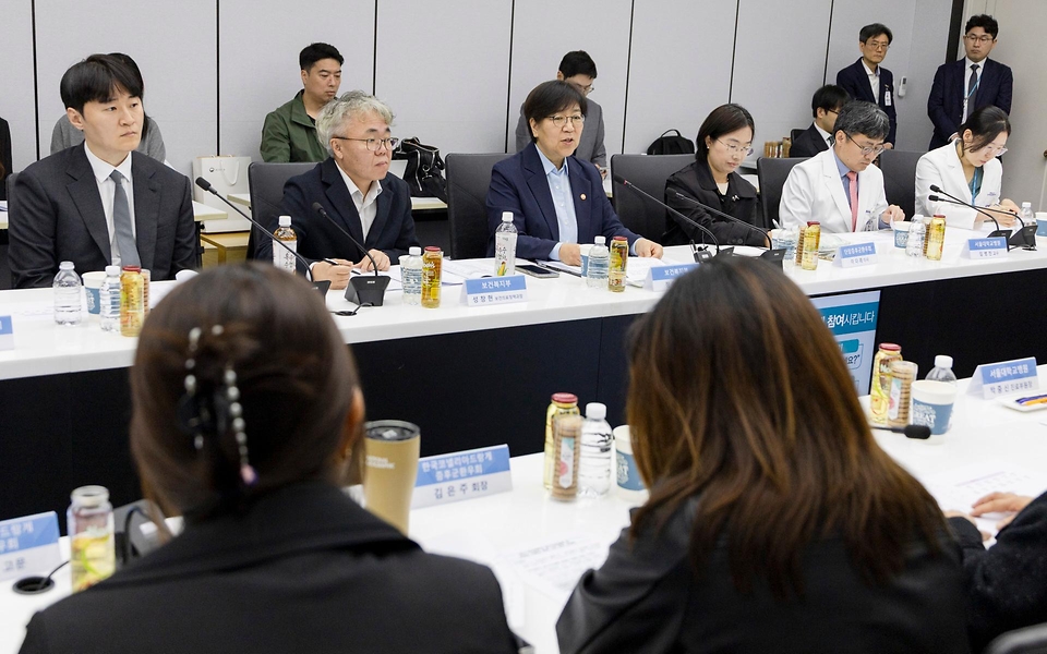 정은경 보건복지부 장관이 5월 4일 서울 종로구 서울대학교병원 대한의원에서 열린 희귀질환자 등을 위한 비대면 의료물품 배송체계 구축 현장간담회를 진행하고 있다.