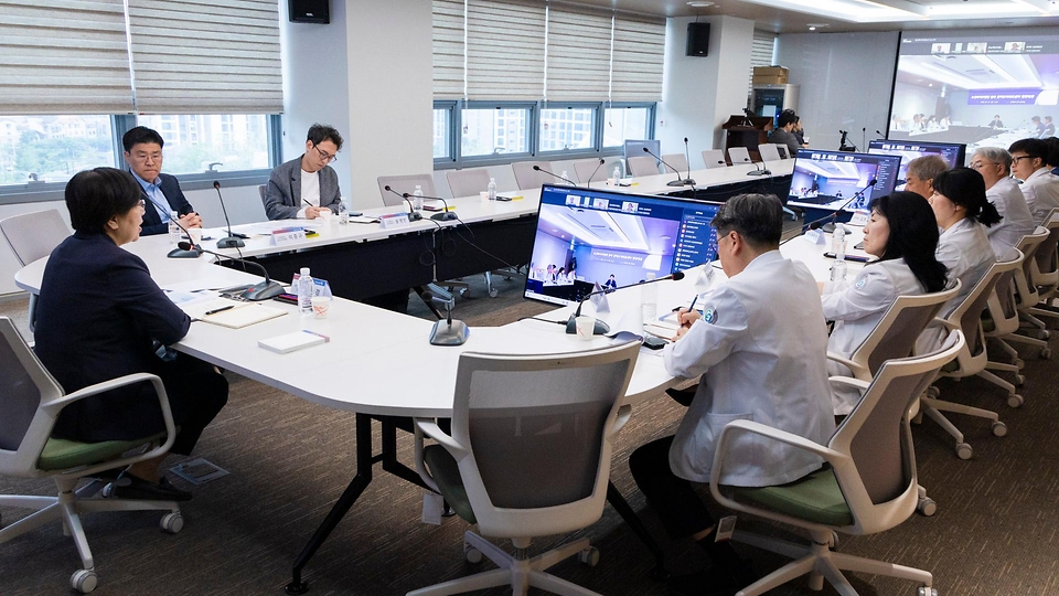 정은경 보건복지부 장관이 5월 3일 충북대병원 권역모자의료센터 방문해 운영현황 점검 등 긴급 현장 간담회를 실시하고 있다.