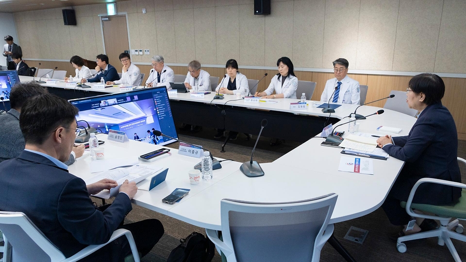 정은경 보건복지부 장관이 5월 3일 충북대병원 권역모자의료센터 방문해 운영현황 점검 등 긴급 현장 간담회를 실시하고 있다.