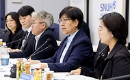 정은경 보건복지부 장관이 5월 4일 서울 종로구 서울대학교병원 대한의원에서 열린 희귀질환자 등을 위한 비대면 의료물품 배송체계 구축 현장간담회를 진행하고 있다.