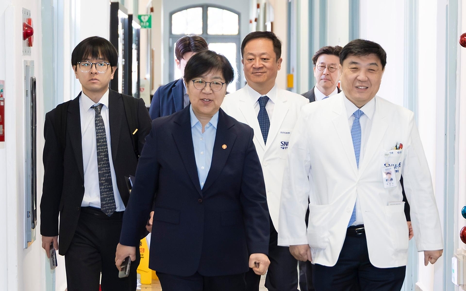 정은경 보건복지부 장관이 5월 4일 서울 종로구 서울대학교병원 대한의원에서 열린 희귀질환자 등을 위한 비대면 의료물품 배송체계 구축 현장간담회를 진행하고 있다.