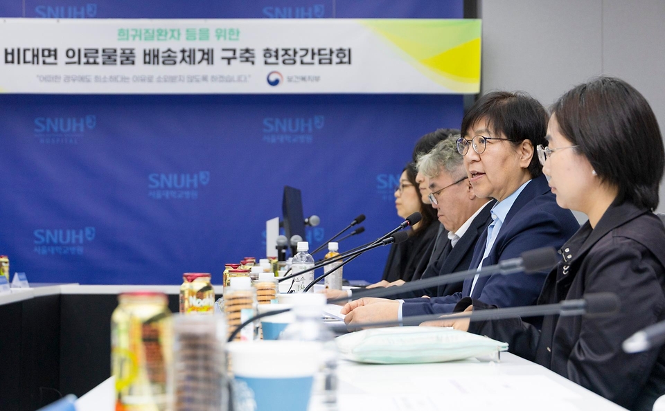 정은경 보건복지부 장관이 5월 4일 서울 종로구 서울대학교병원 대한의원에서 열린 희귀질환자 등을 위한 비대면 의료물품 배송체계 구축 현장간담회를 진행하고 있다.