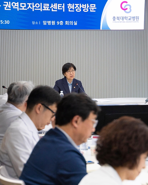 정은경 보건복지부 장관이 5월 3일 충북대병원 권역모자의료센터 방문해 운영현황 점검 등 긴급 현장 간담회를 실시하고 있다.