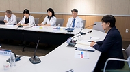 정은경 보건복지부 장관이 5월 3일 충북대병원 권역모자의료센터 방문해 운영현황 점검 등 긴급 현장 간담회를 실시하고 있다.