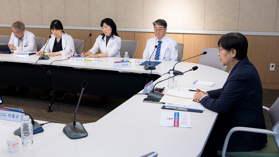 정은경 보건복지부 장관이 5월 3일 충북대병원 권역모자의료센터 방문해 운영현황 점검 등 긴급 현장 간담회를 실시하고 있다.