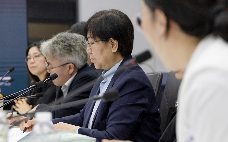 정은경 보건복지부 장관이 5월 4일 서울 종로구 서울대학교병원 대한의원에서 열린 희귀질환자 등을 위한 비대면 의료물품 배송체계 구축 현장간담회를 진행하고 있다.