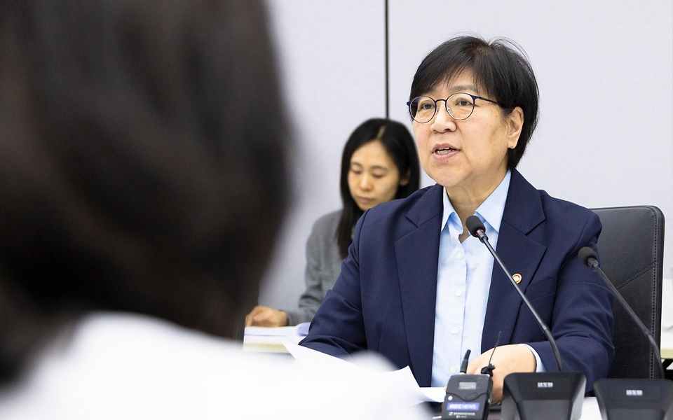 정은경 보건복지부 장관이 5월 4일 서울 종로구 서울대학교병원 대한의원에서 열린 희귀질환자 등을 위한 비대면 의료물품 배송체계 구축 현장간담회를 진행하고 있다.
